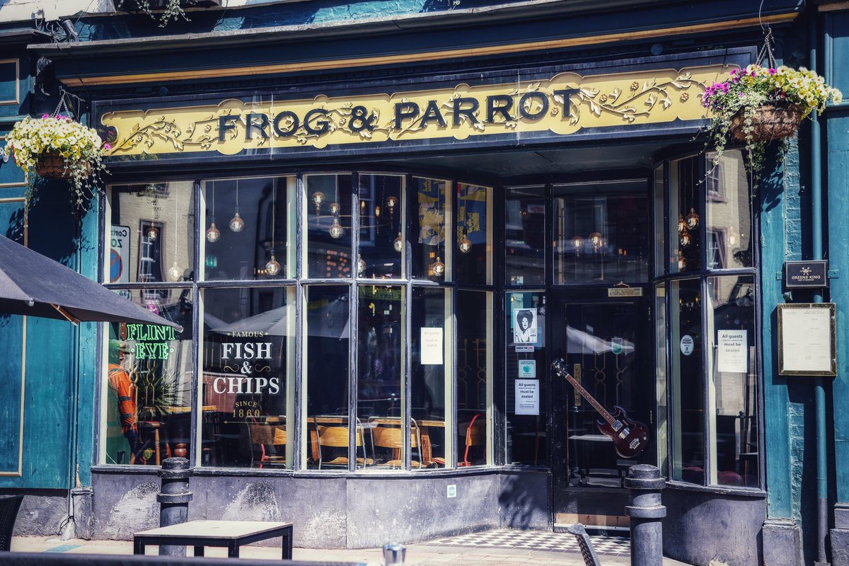 chrisbu03352910's tweet photo. #AlphabetChallenge #WeekF
F is for Flowers outside the Frog and parrot with its Famous Fish and chips and Flint eye ale...πΊππ https://t.co/KTuS6gooWI