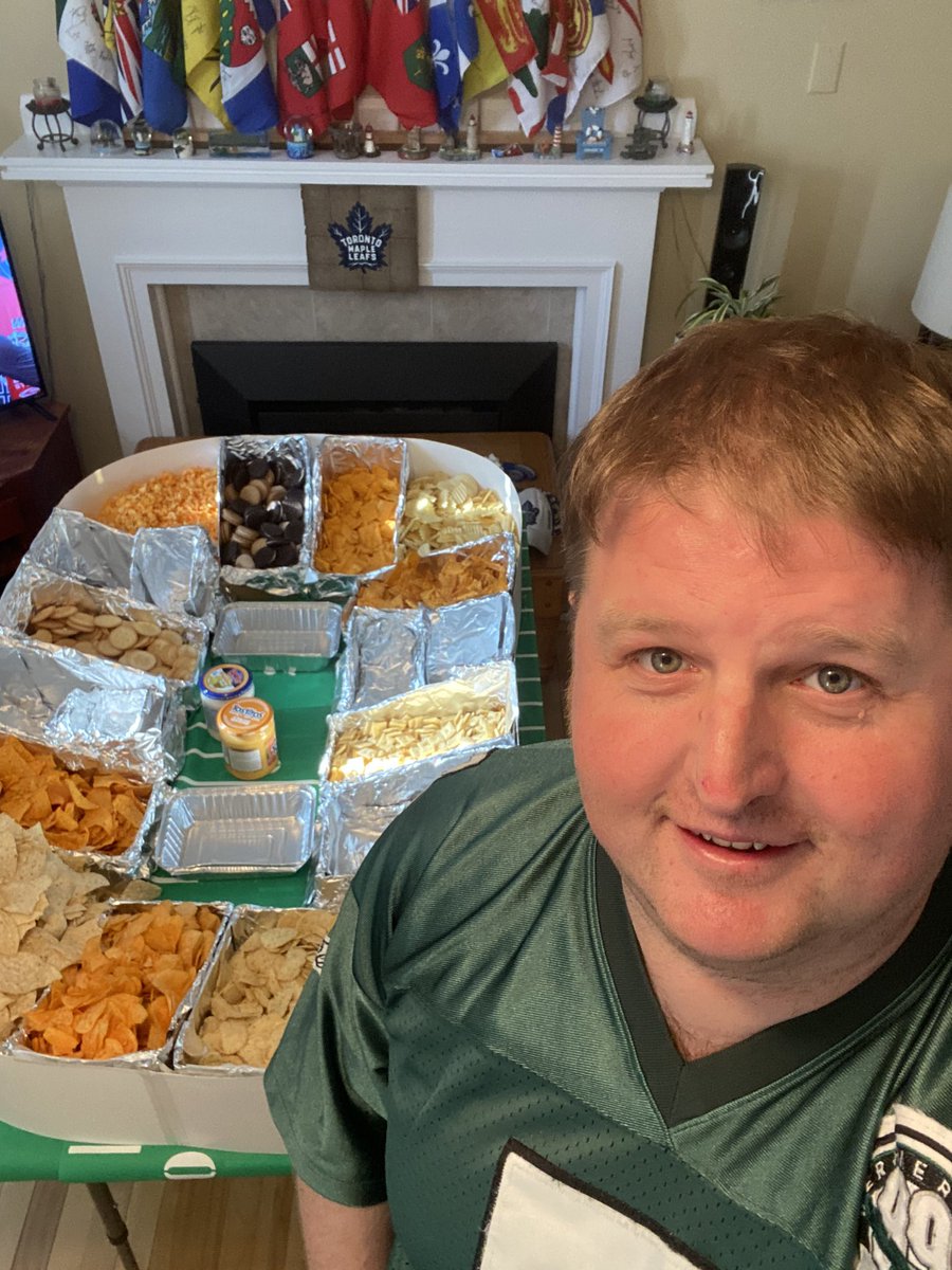 RichLehmar's tweet photo. So Leute ich leake mich mal weil meine wundervolle Frau mir und ihrem Freund ein #SnackStadium zum #SuperBowl2024 gebaut hat 💖💖💖
Danke Schatz! https://t.co/xrptaxmYD7