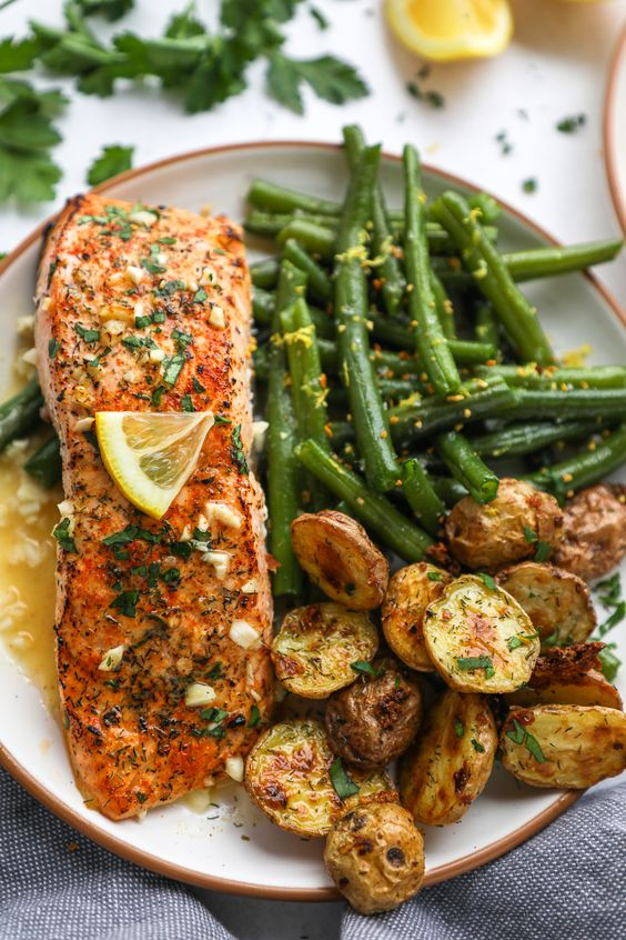summer_food's tweet photo. Pan seared salmon with lemon dijon sauce! https://t.co/GWBPZ9TU72
