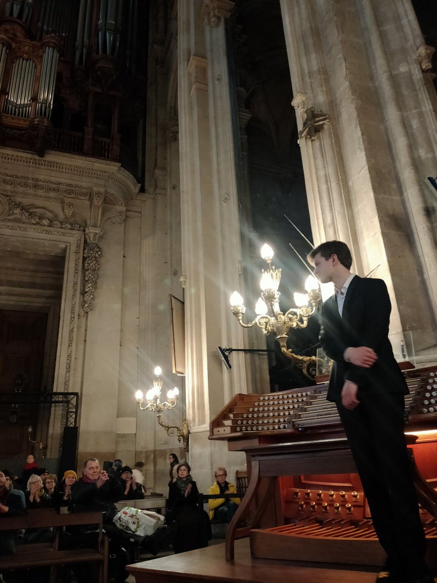 carnetsol's tweet photo. #ConcertSurSol #80
Debout sur le soleil de Florentz par Alexis Grizard (du @CnsmdParis), 25 minutes de bonheur aux confins de Messiaen et de mélodies du monde (tempéraments éthiopiens, rythmes fous de reggae), virtuosité de pédalier : séquences courtes unies par des motifs, https://t.co/EZGFO9HF5v