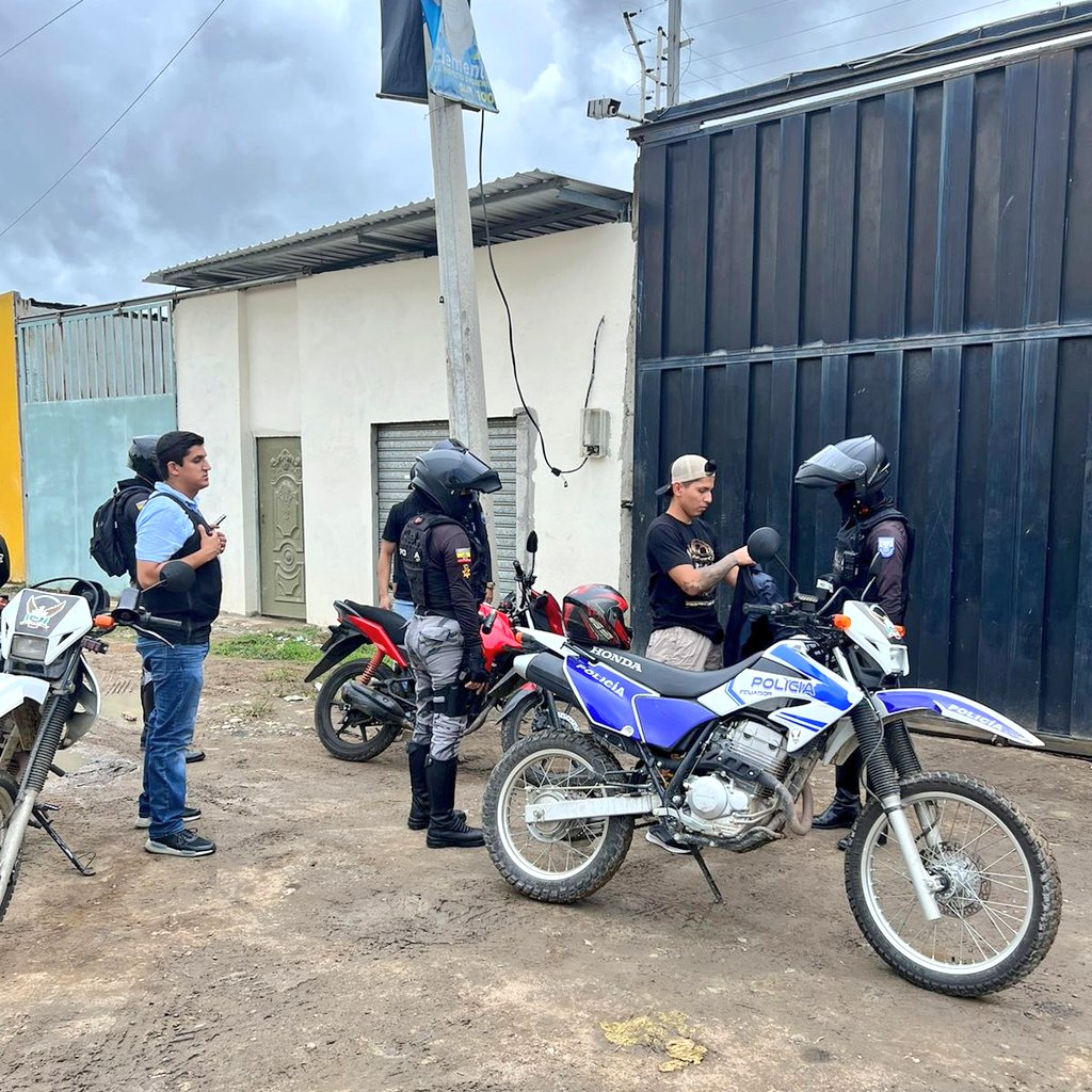 GoberElOro's tweet photo. ¡Trabajo Articulado 🤝 en beneficio de turistas que visitan #ElOro!
 
El gdor. @jimmyblacio_ec, a través de @IntendenElOro y Comisarías Nacionales, despliega operativos en toda la provincia El Oro, junto a @PoliciaEcuador, @FFAAECUADOR , @CTEcuador, @ANT_ECUADOR.

#FeriadoSeguro https://t.co/XKUKWm5TEC