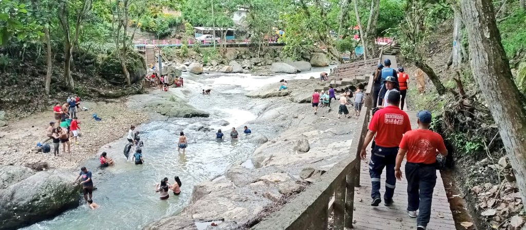 GoberElOro's tweet photo. ¡Trabajo Articulado 🤝 en beneficio de turistas que visitan #ElOro!
 
El gdor. @jimmyblacio_ec, a través de @IntendenElOro y Comisarías Nacionales, despliega operativos en toda la provincia El Oro, junto a @PoliciaEcuador, @FFAAECUADOR , @CTEcuador, @ANT_ECUADOR.

#FeriadoSeguro https://t.co/XKUKWm5TEC