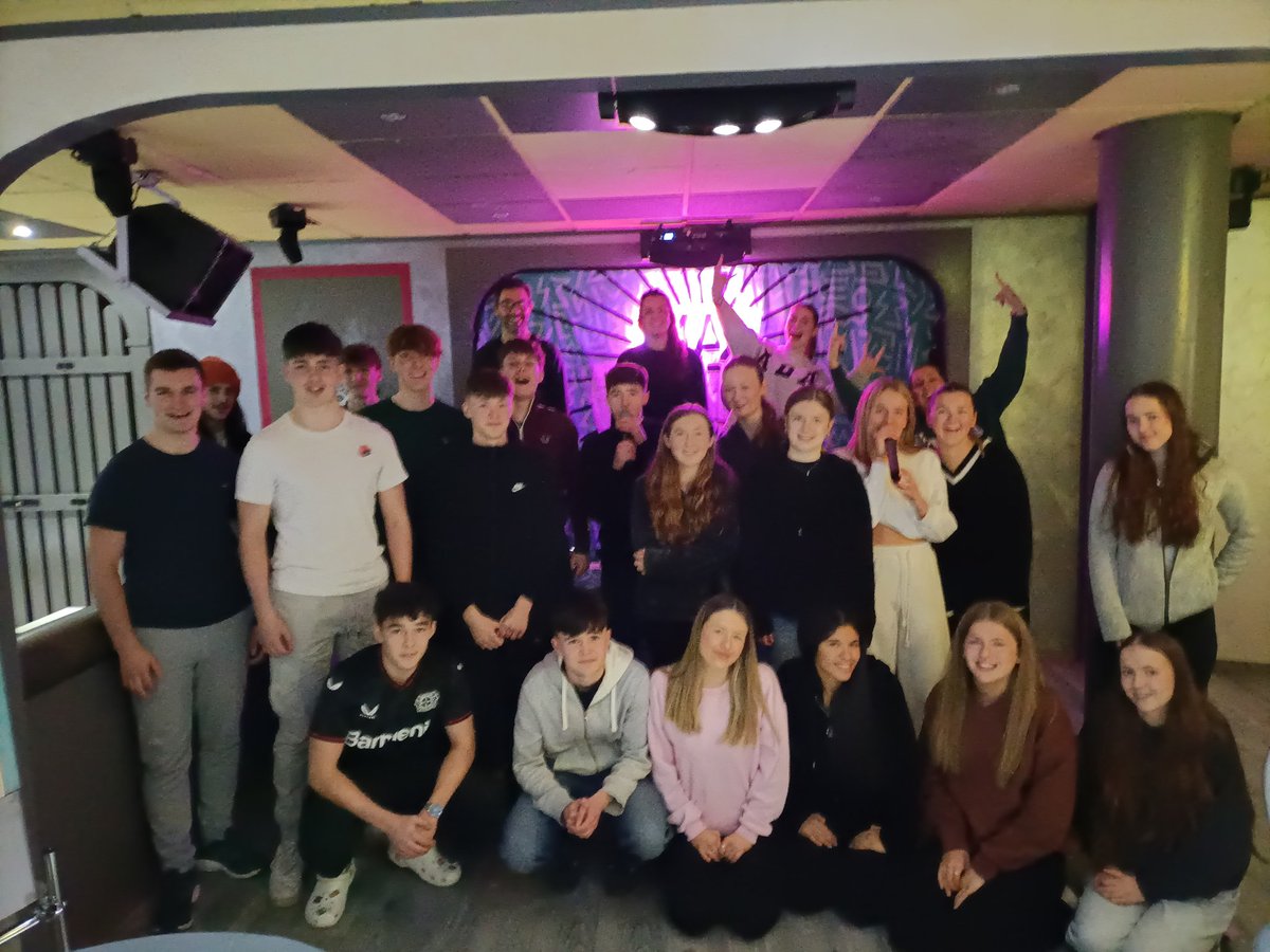 StMarysMenston's tweet photo. A great evening with singing and dancing! 🎤🎶🥳 #SMMSki #Folgarida #MaxSki https://t.co/ci2o5v4TP4