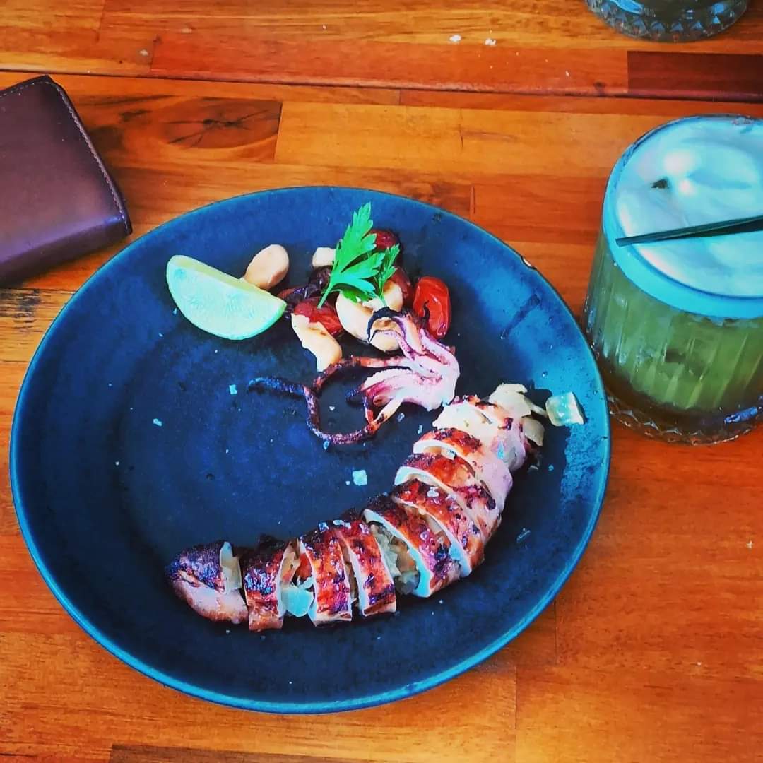 domingosjr's tweet photo. Lula na brasa recheada com cebola, tomate e manjericão fresco. Sigo no Xurriá #DODOLAND #CARNAVAL #OCYA https://t.co/syK1DLjBUX