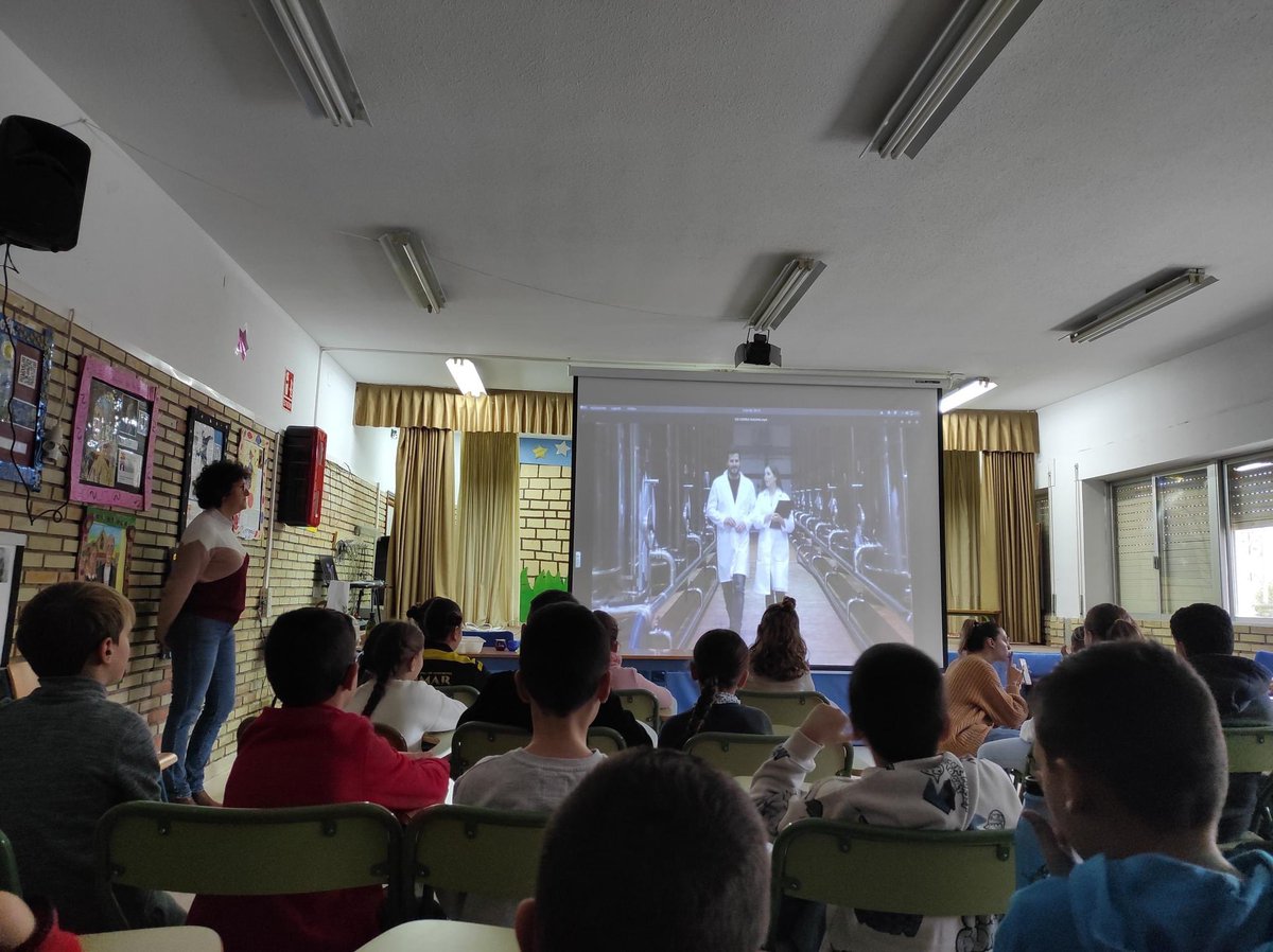 Nuestra compañera Toñi García realizó el pasado viernes una actividad con #aove en el Colegio Virgen de Cuadros de Bedmar, con motivo del #diadelamujerylaninaenlaciencia que se celebra hoy