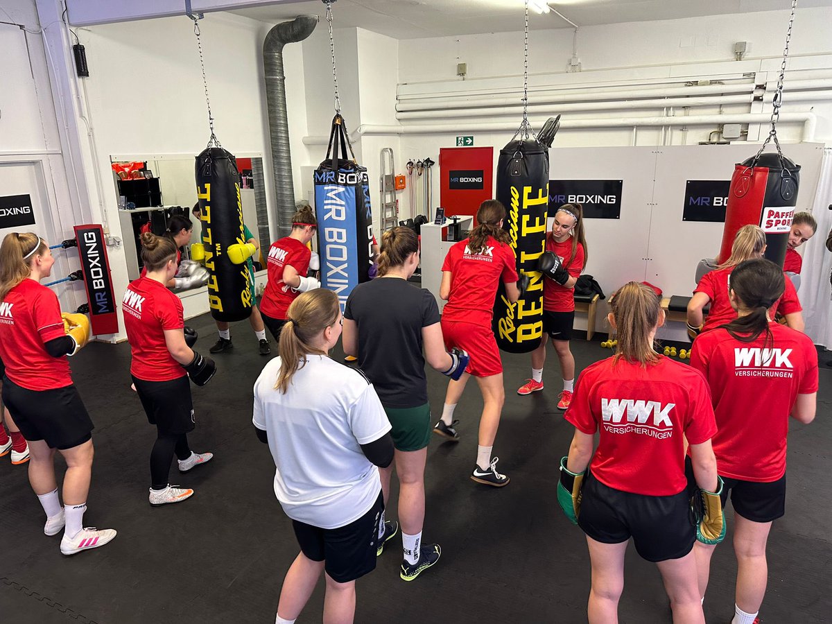 MR_BOXING_'s tweet photo. Heute war die #Fussballmannschaft des FC Augsburg zu Gast im #Training. 
Wir haben Vollgas gegeben!
Vielen Dank an Coach Arthur und seine starke Erfolgstruppe!🥊⚽️🏆
•
#MRBOXING 
•
#meisterschaft #starkerwille #erfolg #stärke #fokus #vision #fcausgsburg #frauenpower https://t.co/6MrbojZIMw