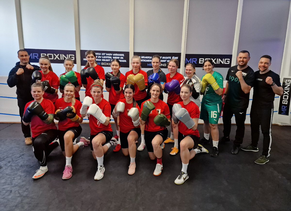 MR_BOXING_'s tweet photo. Heute war die #Fussballmannschaft des FC Augsburg zu Gast im #Training. 
Wir haben Vollgas gegeben!
Vielen Dank an Coach Arthur und seine starke Erfolgstruppe!🥊⚽️🏆
•
#MRBOXING 
•
#meisterschaft #starkerwille #erfolg #stärke #fokus #vision #fcausgsburg #frauenpower https://t.co/6MrbojZIMw