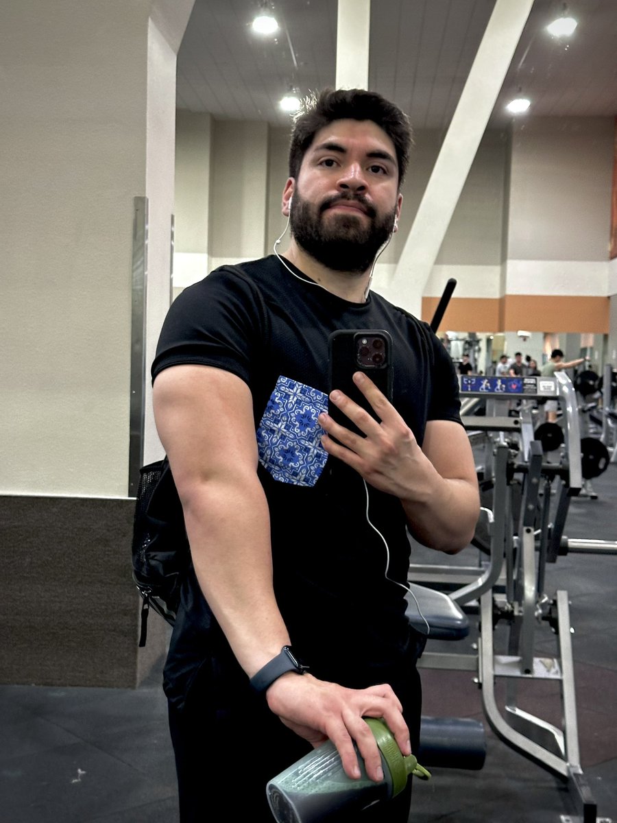 luisvenegasart's tweet photo. Let’s get beefed up 💪🏼🐻 have an awesome and powerful week 🔥🔥🔥🔥 #artists #luisvenegasart #LVA #beefmen #beefymuscle #workout https://t.co/XG5IySw2Ea