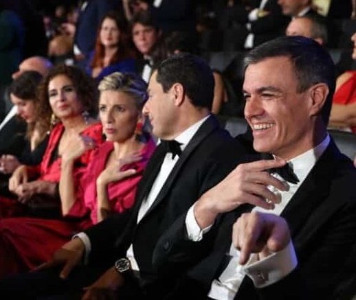 Lo primero, hay que ser muy ruin para no anunciar 3 días de luto nacional y suspender la Gala de los Goyas por el asesinato de 3 Guardias civiles la noche anterior.
Segundo, hay que ser muy maligno para tener todos los micrófonos delante y no pronunciar ni una palabra a Barbate,
