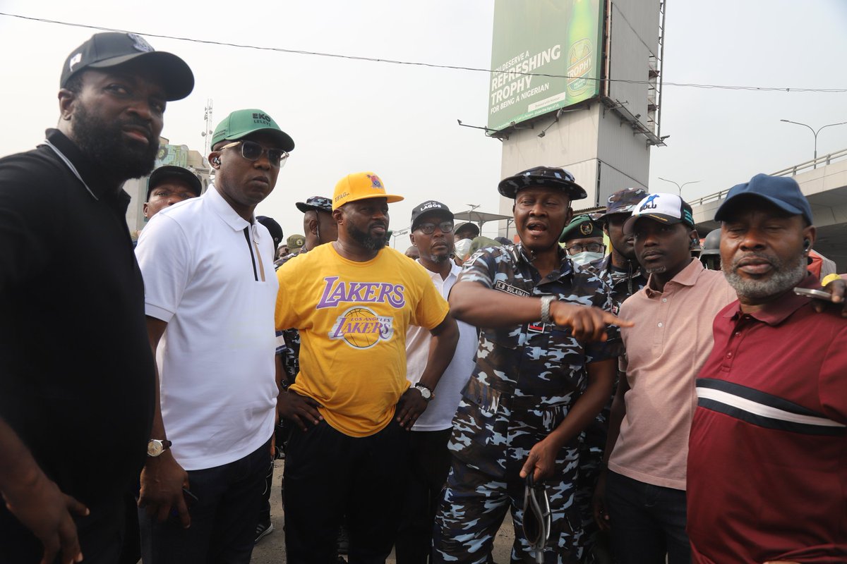 LAGOS GIVES 4 DAYS RELOCATION ULTIMATUM TO SQUATTERS, ILLEGAL MOTOR PARKS IN OBALENDE

         .....As Environment and Transportatation Commissioners lead state officials, security men on inspection of Obalende, Apongbon, Ebute-Ero and Ijora areas of infraction.