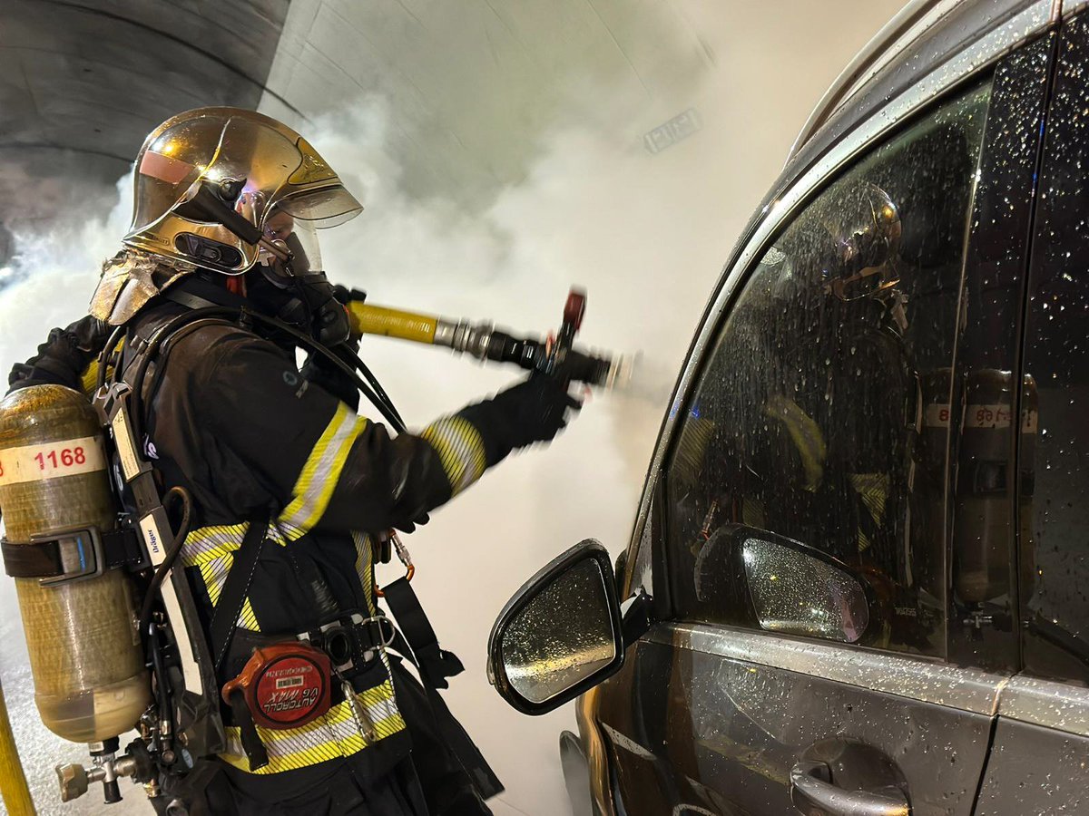 sdis_06's tweet photo. #RetourSurInter 🔥🚒🚗
🚒35 sapeurs #pompiers sont intervenus hier matin pour un feu de véhicule 🚗🔥dans un tunnel sur l'autoroute #A8. 
👉Les occupants du véhicule sortis avant l'arrivée des soldats du #feu sont heureusement indemnes. Le feu a été éteint à l’aide d’une lance. https://t.co/6zSxIlL03i