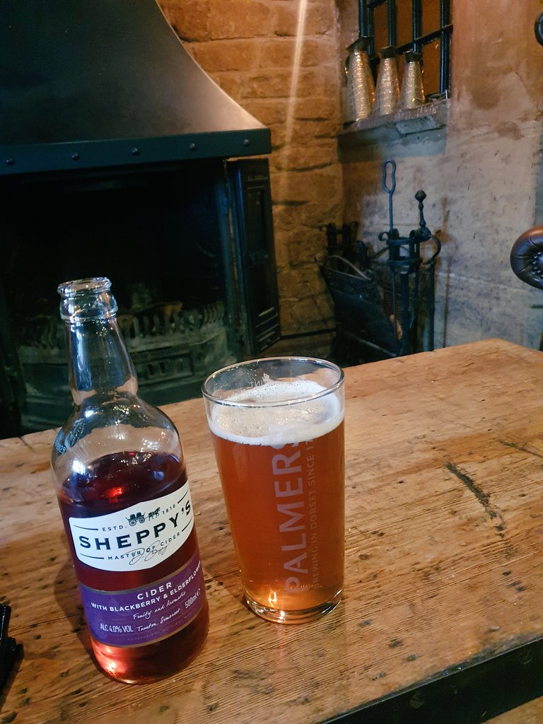 Cider for me, ale for him... perfect mid walk pub stop on a Sunday 🙌 Definitely embracing weekends in Somerset! #sundayvibes