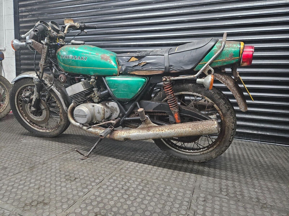 BarnFindsUK's tweet photo. Ad:  Kawasaki KH 400 A4 Triple
On eBay here -->> https://t.co/skbrSkTT0j

 #KawasakiKH400A4 #KawasakiMotorcycles #ClassicMotorcycles #MotorcycleRestoration #MotorcycleCollectors #RetroBike https://t.co/wwT6oloAYG