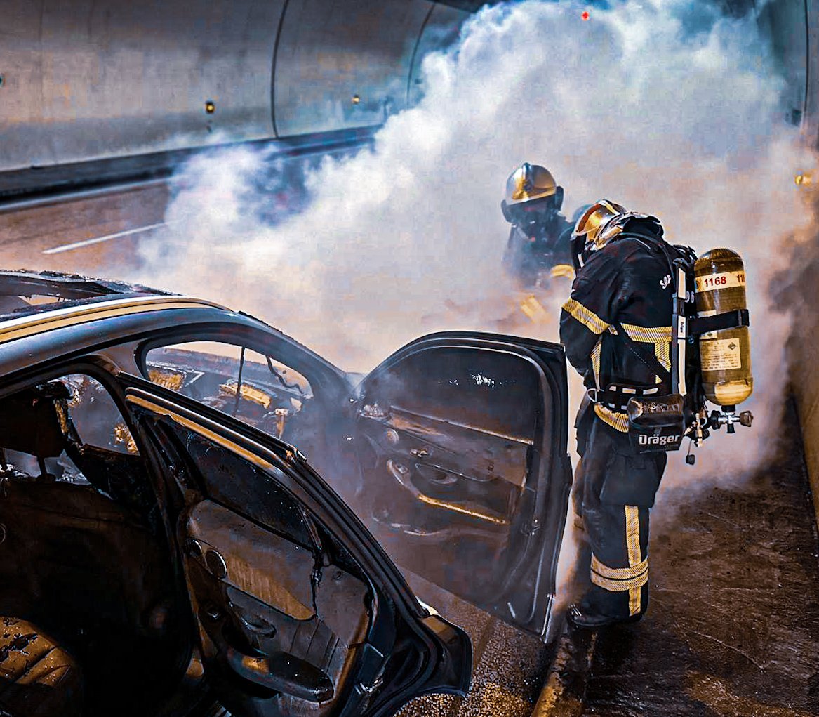 sdis_06's tweet photo. #RetourSurInter 🔥🚒🚗
🚒35 sapeurs #pompiers sont intervenus hier matin pour un feu de véhicule 🚗🔥dans un tunnel sur l'autoroute #A8. 
👉Les occupants du véhicule sortis avant l'arrivée des soldats du #feu sont heureusement indemnes. Le feu a été éteint à l’aide d’une lance. https://t.co/6zSxIlL03i