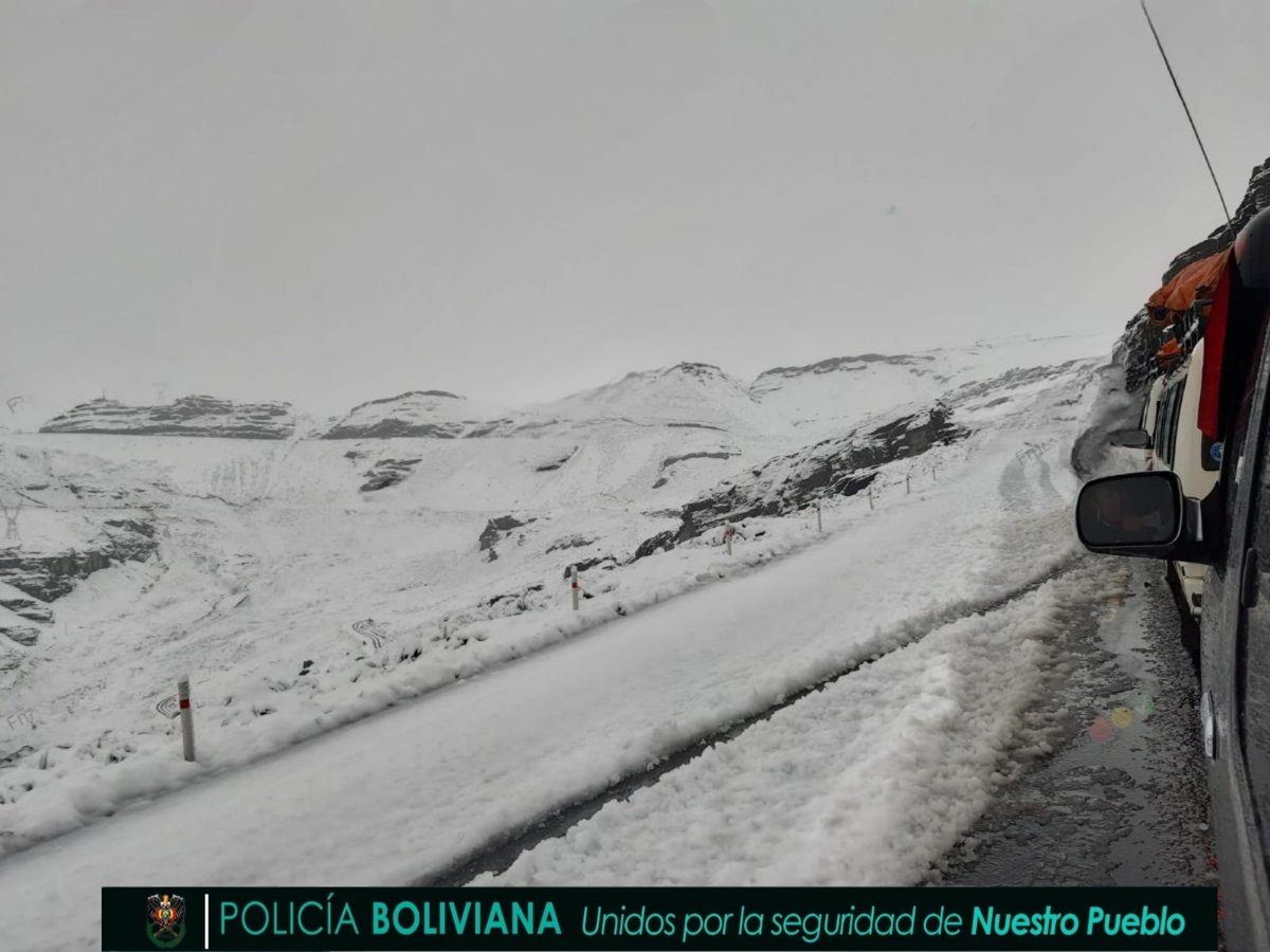𝗦𝗘 𝗦𝗨𝗦𝗣𝗘𝗡𝗗𝗘𝗡 𝗦𝗔𝗟𝗜𝗗𝗔𝗦 𝗔 𝗟𝗢𝗦 𝗬𝗨𝗡𝗚𝗔𝗦 𝗣𝗢𝗥 𝗗𝗘𝗦𝗟𝗜𝗭𝗔𝗠𝗜𝗘𝗡𝗧𝗢𝗦 𝗬 𝗟𝗔 𝗜𝗡𝗧𝗘𝗡𝗦𝗔 𝗡𝗘𝗩𝗔𝗗𝗔 𝗘𝗡 𝗟𝗔 𝗖𝗨𝗠𝗕𝗥𝗘 Las salidas a los #Yungas se suspenden por los deslizamientos y la intensa nevada en la cumbre.