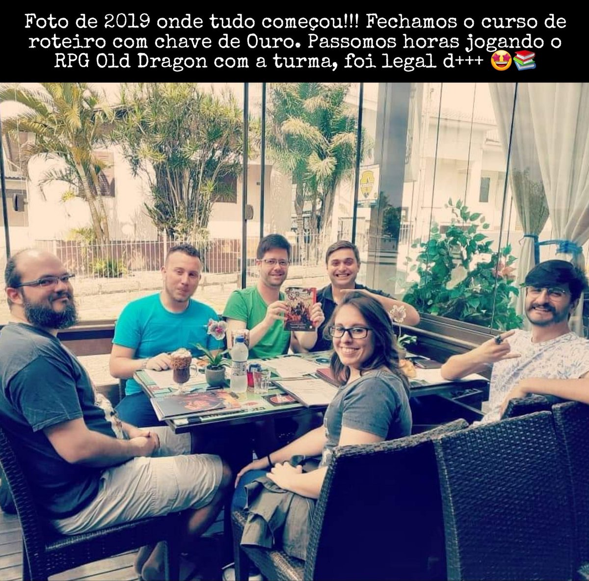 DigoBithencourt's tweet photo. 📸 Foto de 2019 onde tudo começou!!! Fechamos o curso de roteiro com chave de ouro. Passamos horas jogando o RPG Old Dragon com a turma, foi legal d+++ 📚🤩
👨💻👩💻 #tobyasealendadoarqueirodeouro #rodrigobithencourt #olddragon https://t.co/d0pmVHwnyt