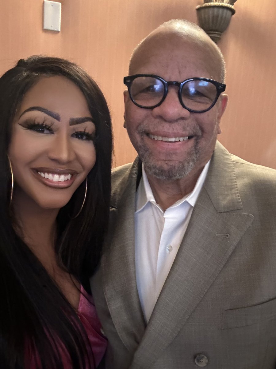 Love seeing #NABJFamily! 🥰Great catching up with @BROSpod at the Fritz Pollard Alliance Foundation’s 19th Annual Johnnie L. Cochran, Jr., Salute to Excellence Awards in Las Vegas. Can’t wait for Bill to takeover my @SMPAGWU class and I take over his @Cronkite_ASU class! #SBLVIII