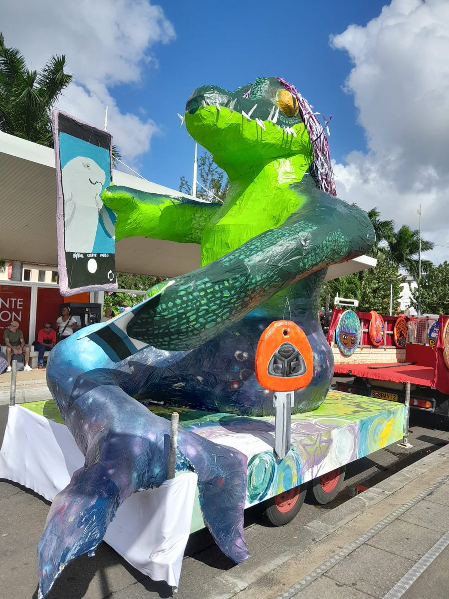 FAMartinique's tweet photo. 🎉 Mi croco mi baleine, un téléphone dans une main, une carte de crédit dans l'autre et une clé autour du bras, #Vaval a été dévoilé aux carnavaliers ce dimanche 🐋🐊
Place désormais à vos interprétations ! 🤔
https://t.co/OJi5UdRXw7 https://t.co/eUN6w5xLIf