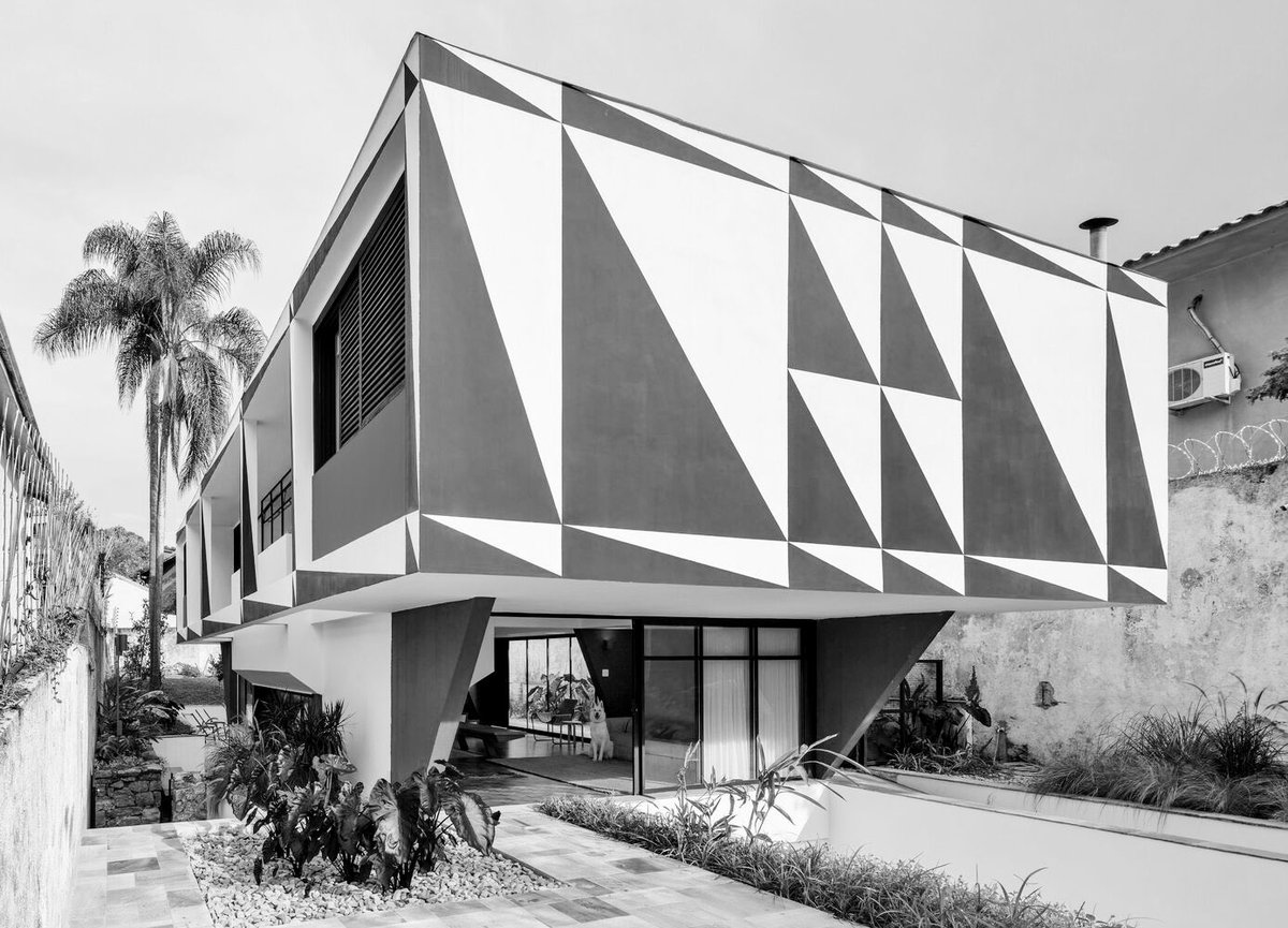 TRES60Blog's tweet photo. Restauración a cargo de Metrópole Arquitetos de la Casa dos Triângulos, que proyectó en 1956 Vilanova Artigas en São Paulo, Brazil.
Fotos de Nelson Kon y Silvio Oksman.
#CasadosTriângulos #VilanovaArtigas #MetrópoleArquitetos #SaoPulo https://t.co/lji81ekknA