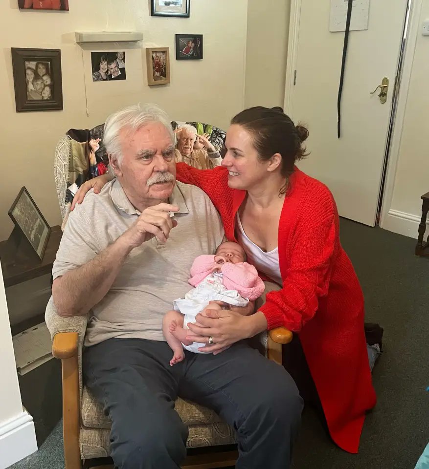 #BBC's <a href="/NinaWarhurst/">Nina Warhurst</a> shares poignant video of her dad and newborn daughter amid #dementia battle thesun.co.uk/tv/23441325/bb… by <a href="/cat_mactaggart/">Catriona Mactaggart</a> <a href="/TheSun/">The Sun</a> 

#Alzheimers #health