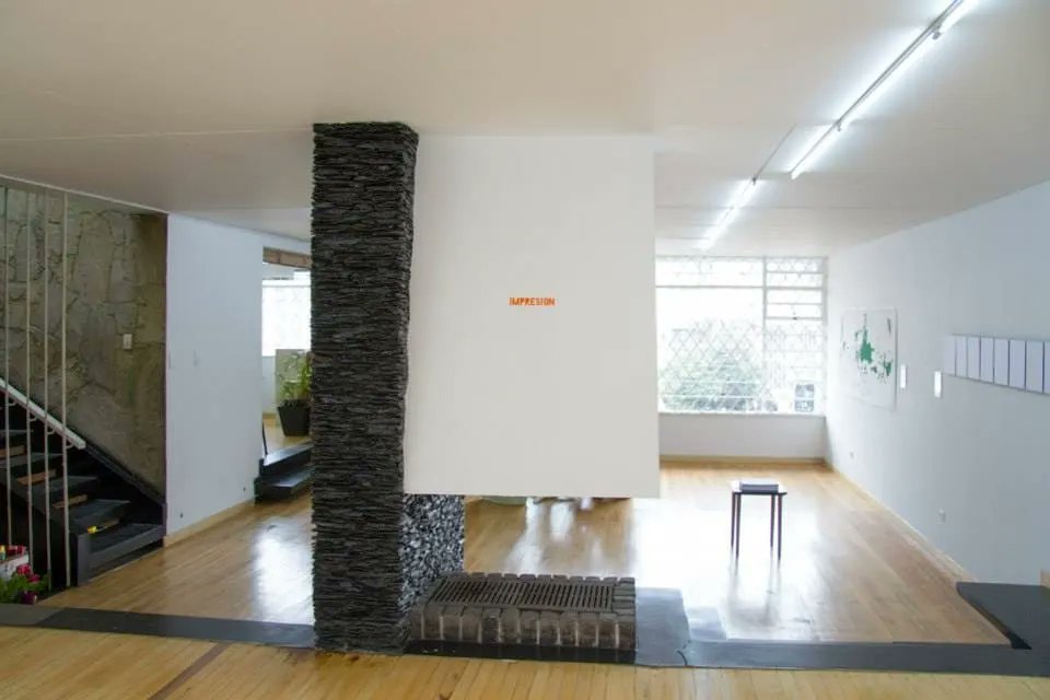 saloncomunal's tweet photo. Impresión la tercera exposición en @salon_comunal año 2013.
Participaron los artistas: Giovanni Vargas, Caroline Peña Bray, Jairo Llano y Esteban Peña.
Curaduría: Bernardo Montoya 

#memorias #gsc10años #impresión #GaleriasColombianas https://t.co/fJhwa0BOTd