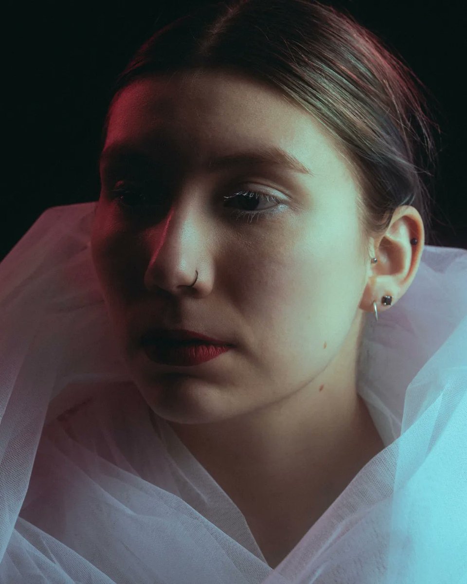 Cela n'ouvre qu'en douceur cette nouvelle série réalisée avec @di_berardino_g, car la suite du shooting s'annonce dans une toute autre ambiance 🖤

Très contente d'avoir pu collaborer avec lui de nouveau, ça n'annonce que de la qualité pour les prochaines photos 🩸