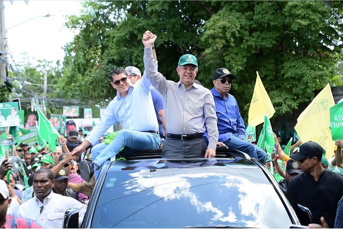 MIRA_LF2020's tweet photo. Hoy, Aquilino Serrata (SON), futuro alcalde, y Leonel Fernández, nuestro próximo presidente, marchan juntos. ¡Por un Santo Domingo Oeste nuevo! 
💚💚💚💚💚

#AquilinoSerrataAlcalde 
#JuntosPorUnMunicipioNuevo 
#FuerzaDelPueblo 
#CaravanaFP https://t.co/ezHWePun44