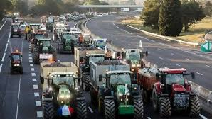 La question - faut il bloquer la route avec des tracteurs ? Se coller les mains sur la route ? Barrer la circulation ? Brûler des pneus ? On en est là ? RAS LE BOL 6/6 @leparisienvelo @Paris @hautsdeseinefr