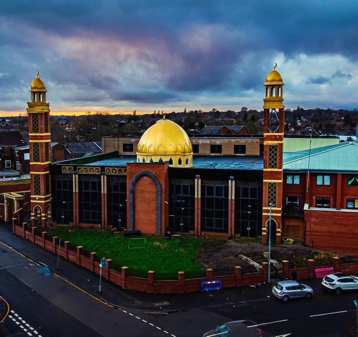 Marvel at the splendid beauty of our Masjid Anwaar ul Haramain, in North Manchester. 

Photography by: Fly or Die - Aerial Photography

#cityskyline #bigcitylife #manchester #mcr #mcruk #thisismanchester #manchesterdrone #manchesterphoto #manchestersunset #manchesterskyline