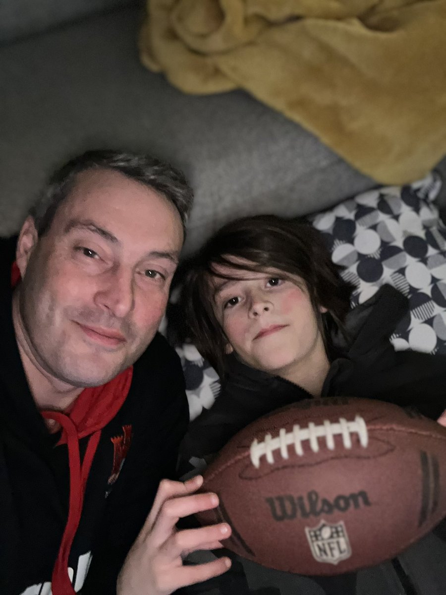 MarkMunr0's tweet photo. โ
bed moved into living room
โ
wine and treats ready
โ
alarm set in case we fall asleep
#SuperBowlReady
#SchoolHolidays https://t.co/69Xx1RRtjD