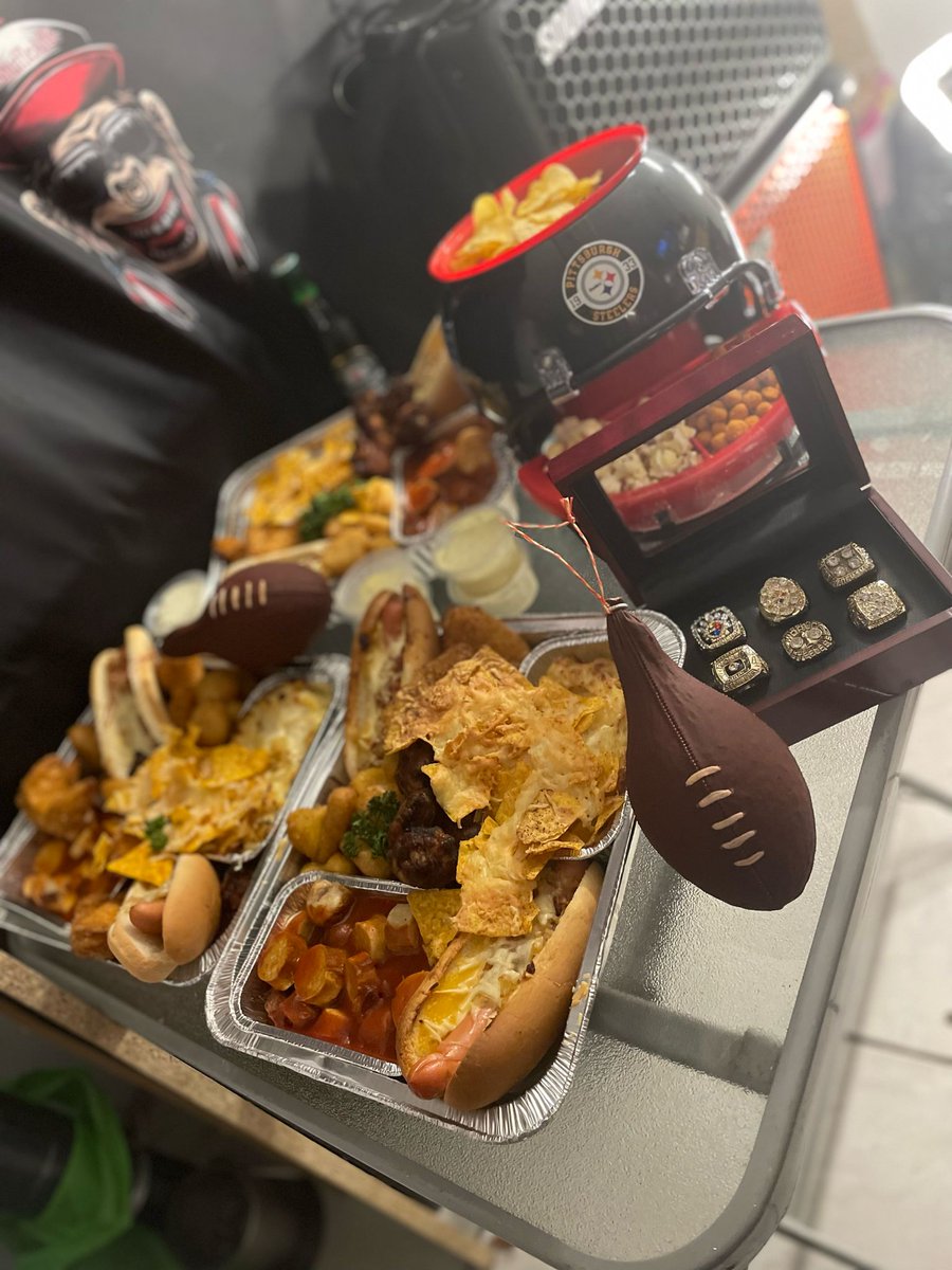 ShuffleAffe's tweet photo. Endlich Superbowl bei @RTLNFL @RTL_com #rtlnfl sind ready ihr könnt loslegen 🤣👌 @steelers @SNG_eV #HereWeGo #PittsburghSteelers @SuperBowl @NFLDeutschland https://t.co/5x62MLCTzN
