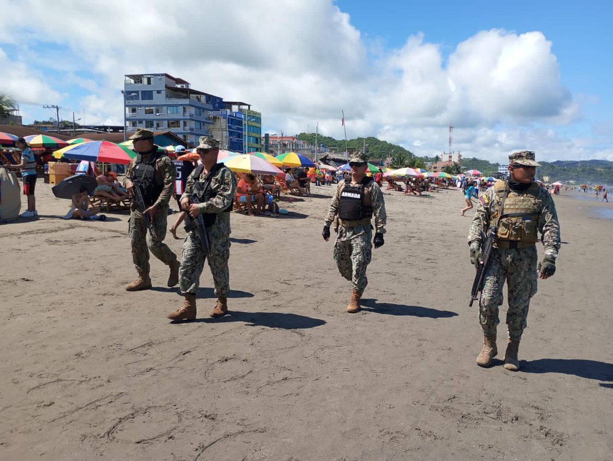 FFAAECUADOR's tweet photo. #Esmeraldas 

@FFAAECUADOR realiza por tierra, mar y aire, seguridad durante el feriado de carnaval apoyando a la reactivación económica y turística de esta importante provincia.

#FFAAContigo https://t.co/YDLDEoscaS