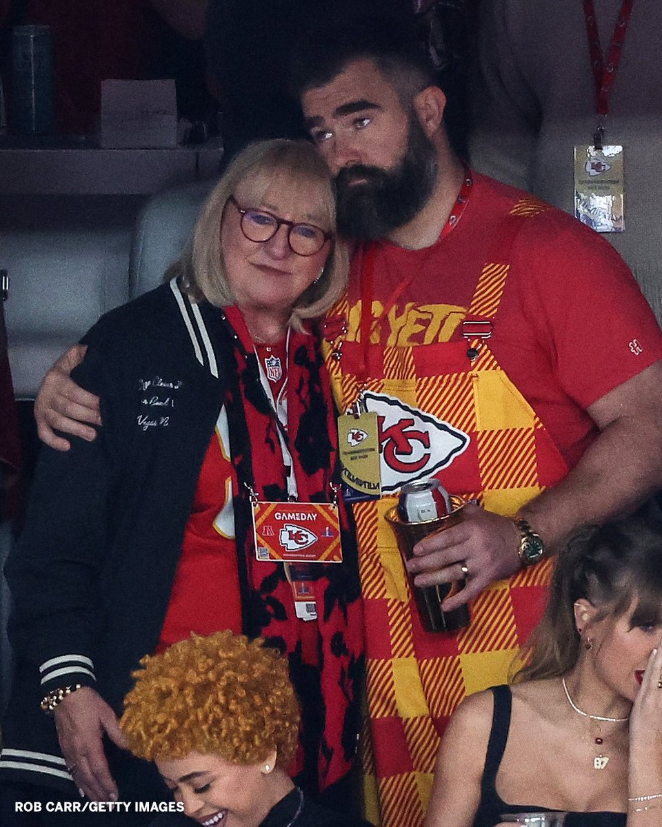 espnW's tweet photo. This moment between Jason and Donna Kelce 🥹 https://t.co/mulN7G1bHj