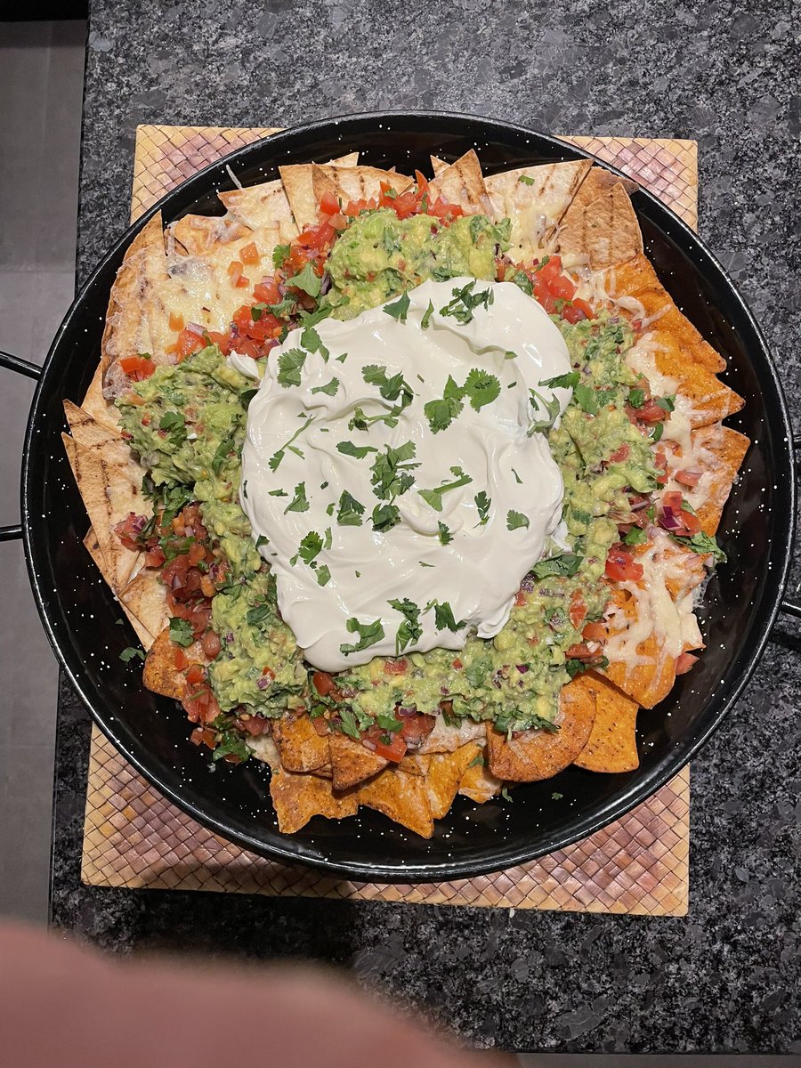 goodwinks's tweet photo. #SuperBowl scooby snacks for starters! #LoadedNachos with home made #Guacamole &amp; #Salsa #Go49ers https://t.co/pFCTmreUg1