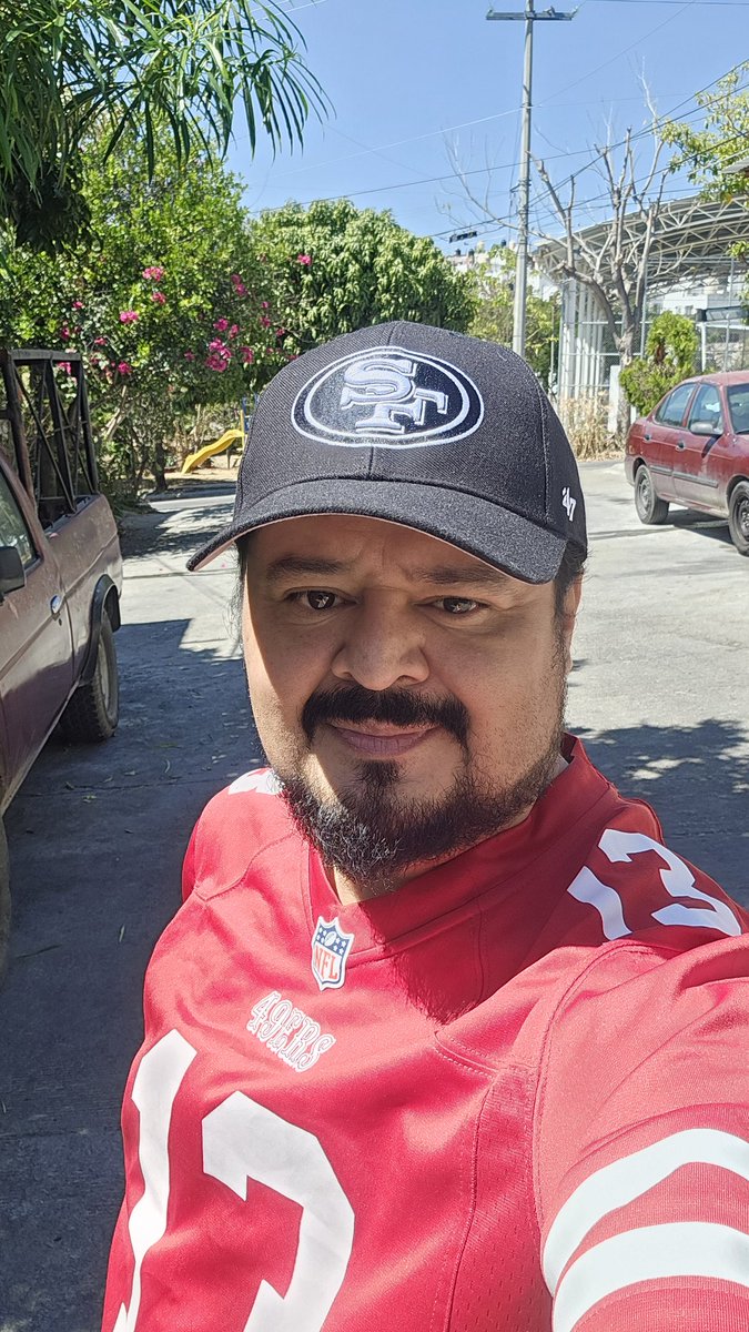CarlosGmoChavez's tweet photo. Ya comenzó el #SuperBowl2024 

Y lo estamos viendo por #SBEnTelevisa https://t.co/c6pgUJIOQX