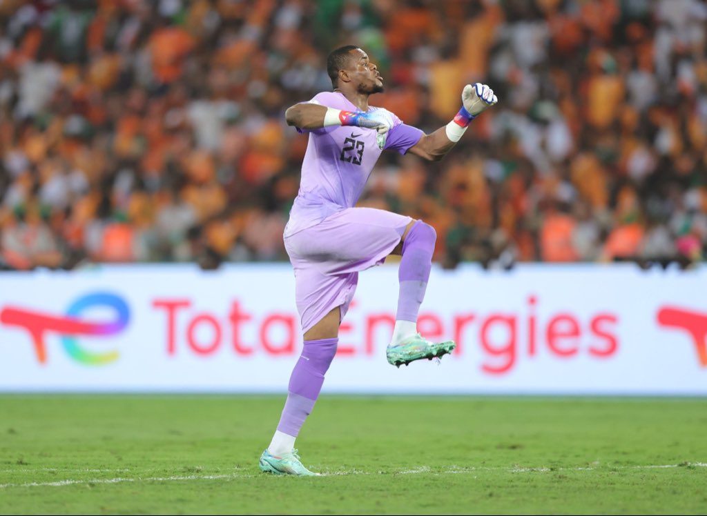 Stanley Nwabali was waiting for this moment to celebrate from his spot! 😉🥅 #TotalEnergiesAFCON2023Final  | #NGRCIV
