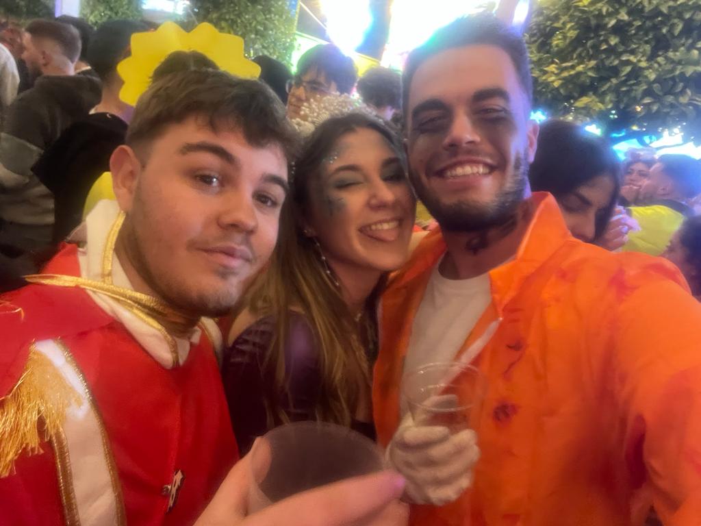 avillarg_'s tweet photo. ...me gustaría que fuera entre amigos...🤍🎭 https://t.co/LoB8C86Zid