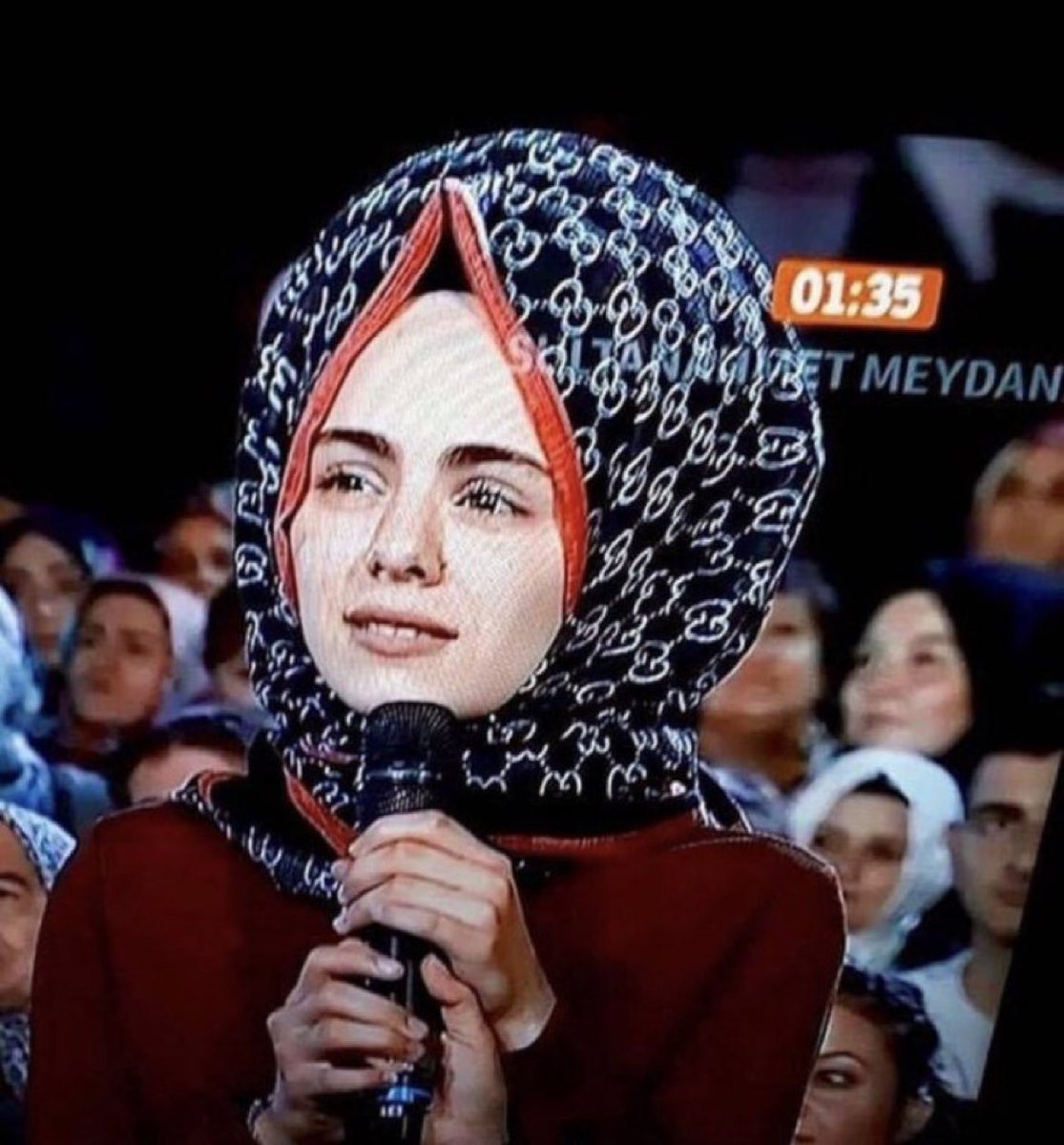 friedrichxq_s's tweet photo. Uzun zamandır düşünüyorum acaba bu örtünün altında ne var? https://t.co/s3tEAac90A
