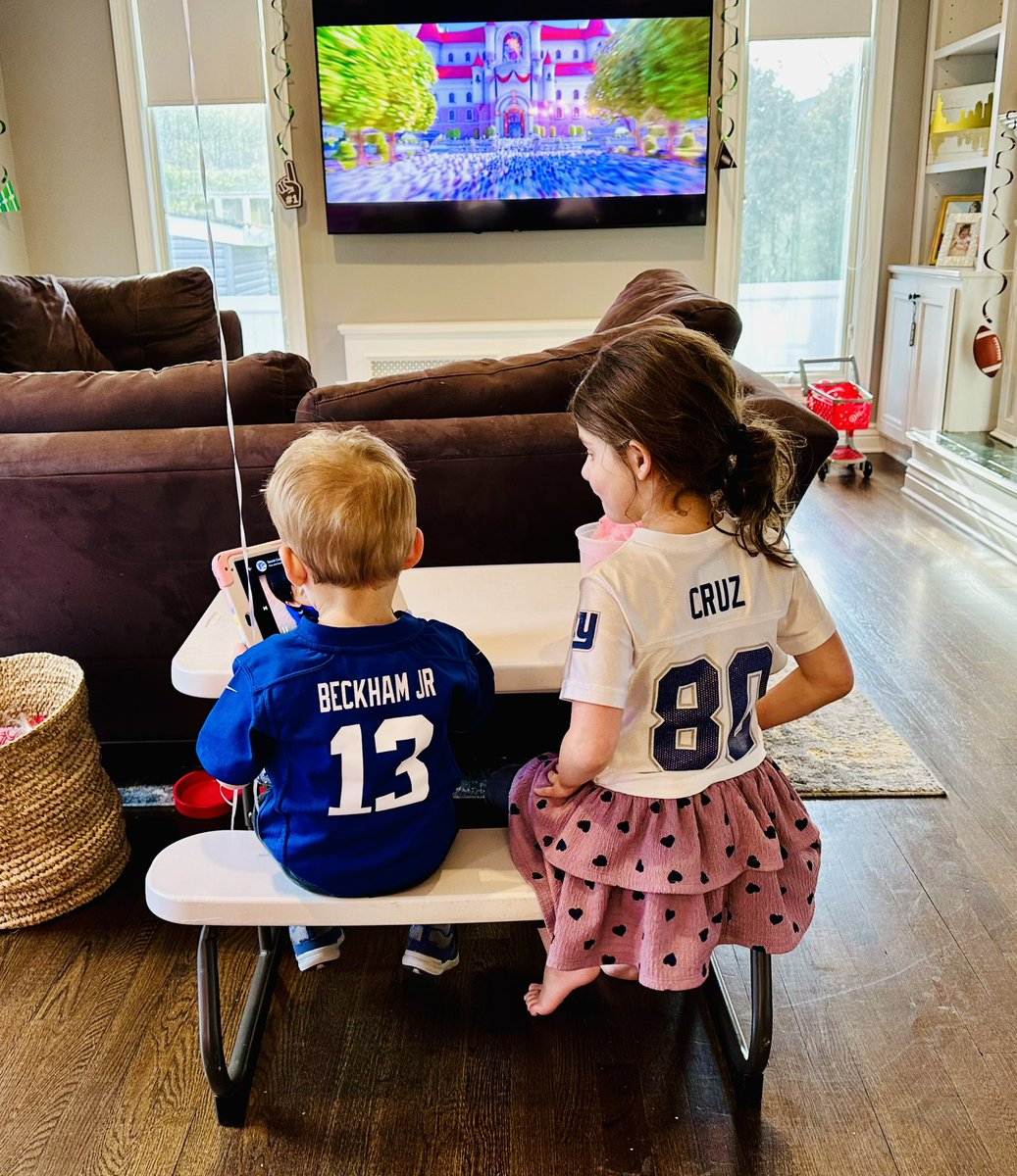 Greg_Thomas24's tweet photo. @TeamVic @obj 

Happy Super Bowl https://t.co/UAoJQNkbs1