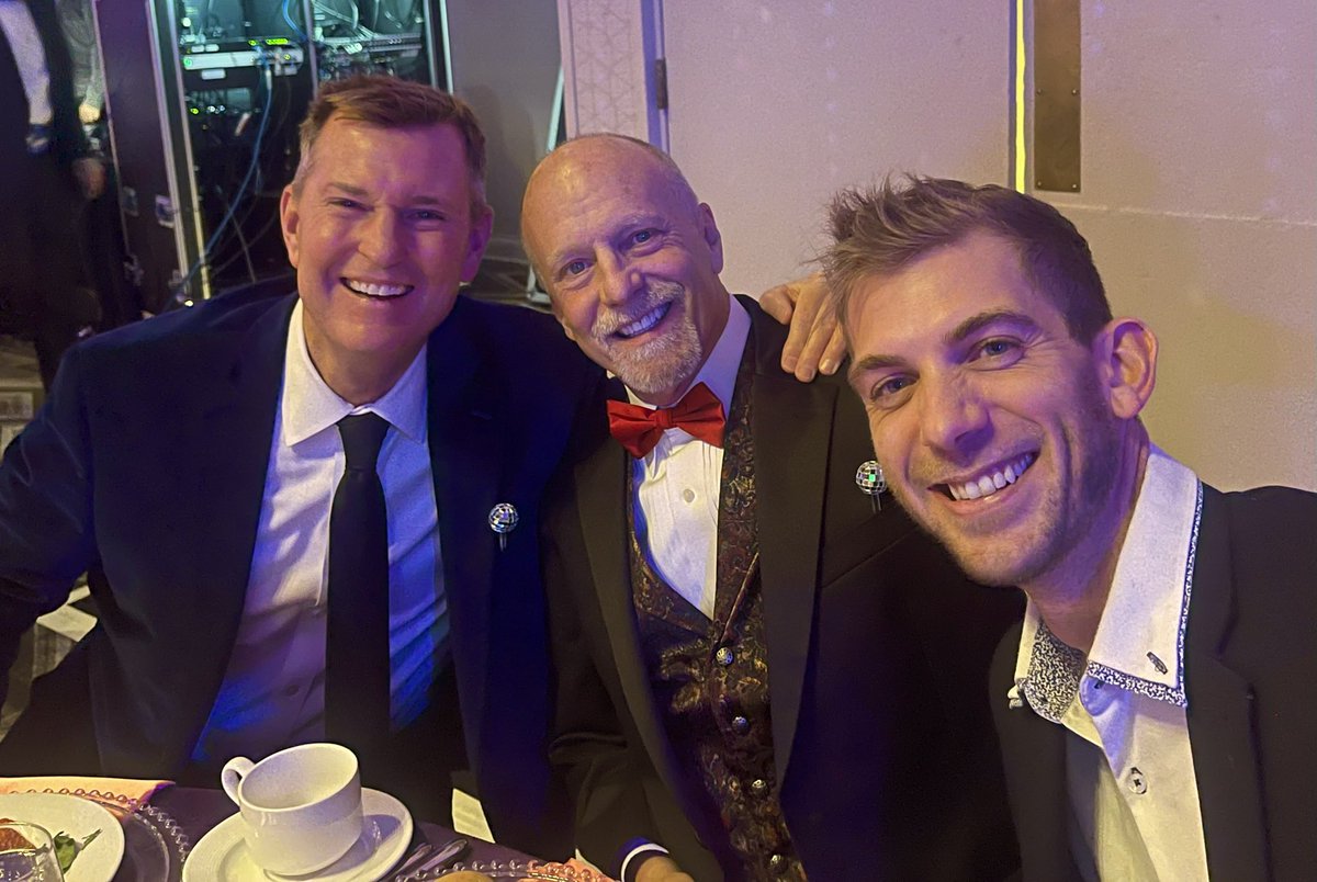 JohnBrase's tweet photo. If I say so myself, @edgi4466 put together the best-looking table at the @Doorways #RetroRed Mirror Ball last night.
Many thx to @MoRepMackey @stepheneisele Cort VanOstran, David Wasserman, Jeff Bewley, Mark Stuart-Smith, @KevinStx & Ron Gibbs for making a great evening such fun! https://t.co/NIHph6jdZO