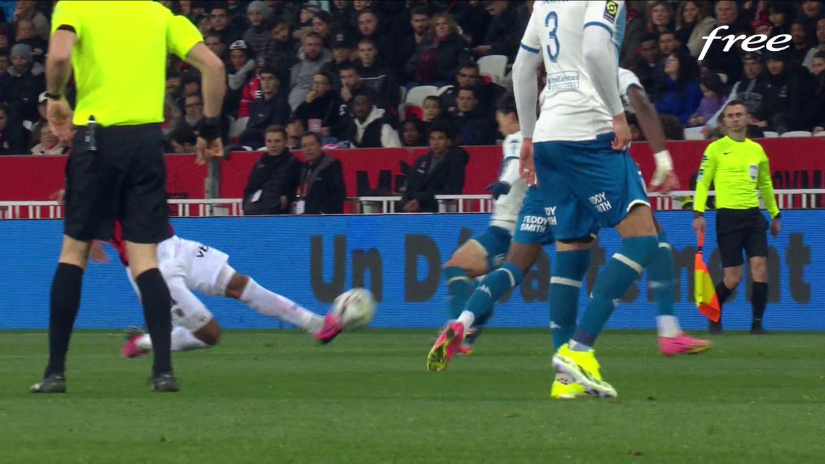 FreeFoot's tweet photo. 🟥 Carton rouge pour Dante après ce tacle qui vient dégager le ballon mais qui se termine sur le tibia de Minamino !

Logique selon vous ?
#OGCNASM #OGCNice #ASMonaco https://t.co/Ojr1j8T2u7