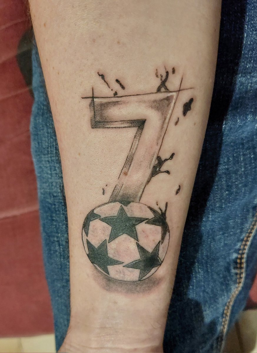 alexdub84's tweet photo. @AtleticoBis Je soutiens plus que jamais mon chouchou mâconnais 7️⃣ bien que depuis 2 semaines j'ai un sublime tatoo ! @AntoGriezmann #TeamAtleti @AtletiFR https://t.co/EE5BpbakM3