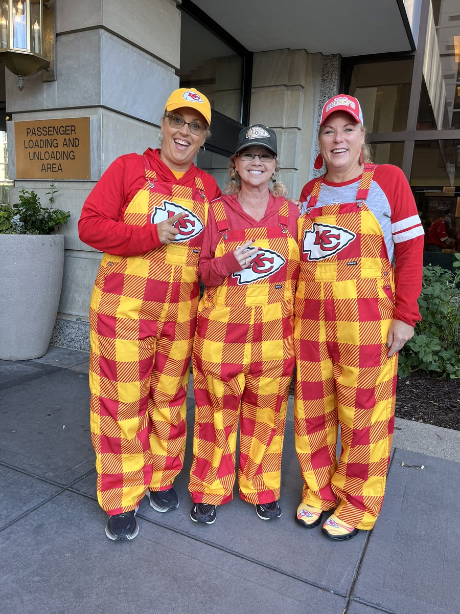 IronsTerri's tweet photo. @newheightshow @JasonKelce @Underdog_PHL @Chiefs @JasonKelce we are loving your wardrobe choice. https://t.co/ToZXiozc8V