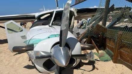 #Urgente — Un #avión #CessnaCaravan que estaba por lanzar #paracaidistas en #PuertoEscondido aterrizó de emergencia en Playa Bachoco este domingo, cerca del medio día. En el #Cessna208 viajaban 17 personas y se habla de un muerto y seis heridos. #SkyDive #Oaxaca #Cessna