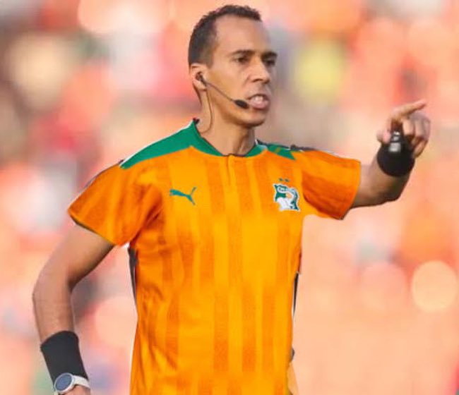 OluwatobiOkueso's tweet photo. #refree
#goalll
#AFCON
Nigeria is playing against Ivory Coast ๐จ๐ฎ
The ref:
This ref is just too bias ๐ฉโฆ nevertheless I Stand with Nigeria ๐ณ๐ฌ https://t.co/HvY655WFFe