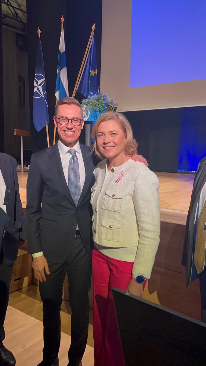 HennaVirkkunen's tweet photo. Lämpimät onnittelut uusi Tasavallan Presidentti @alexstubb 💙Niin iloinen tästä tuloksesta; upeat ehdokkaat ja hienot kampanjat. #Alex24 https://t.co/NpPC7diz8p