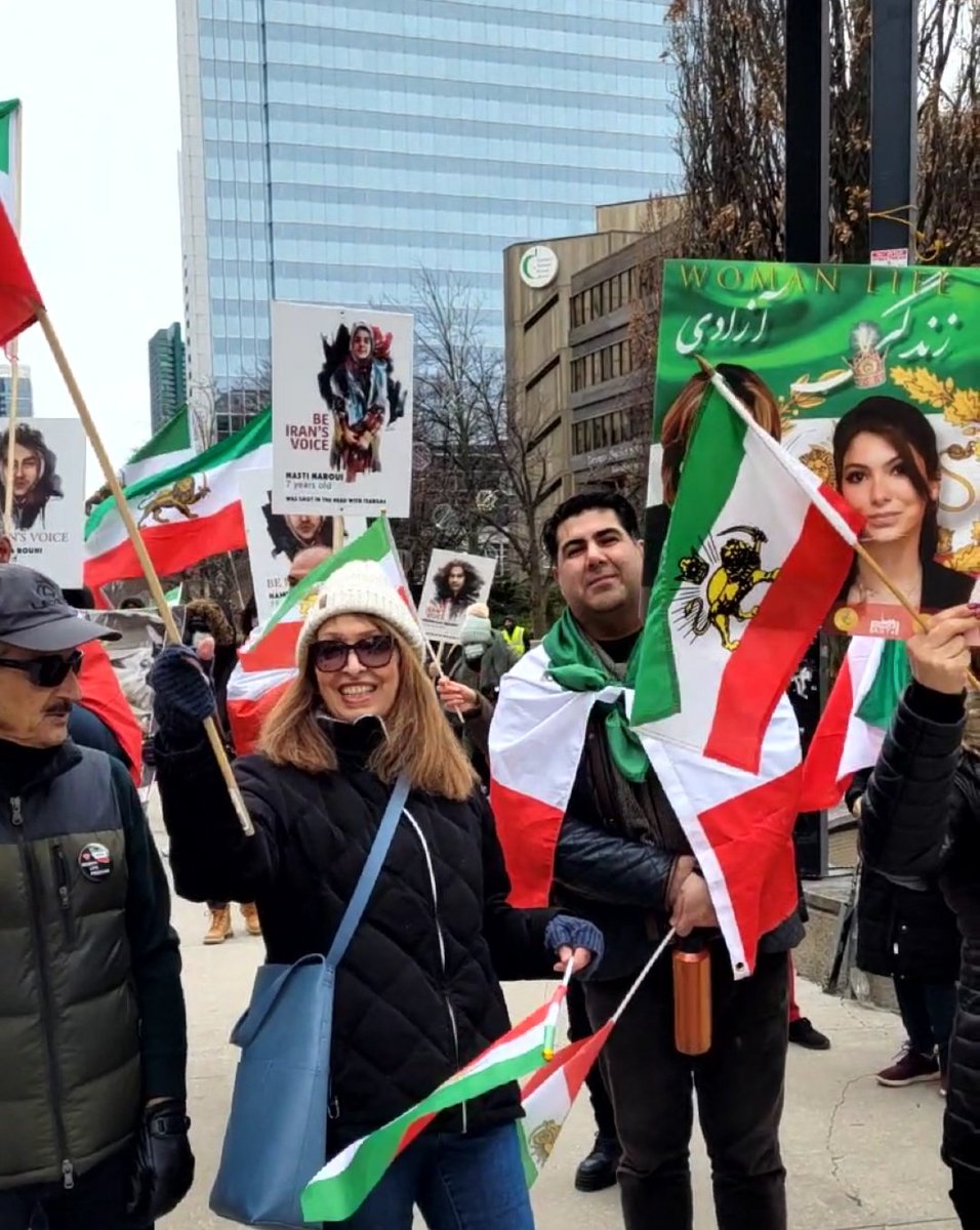 PeaceHappyJoy's tweet photo. امروز در مل لست من و راهپیمایی تورونتو با 
@ArashK4ever 
برای ایران و فقط برای ایران با
- خانه ایران 
- ملی گرایان 
- پادشاهی خواهان 
#پاینده_ایران
#هدف_کل_نظامه https://t.co/Tpy58lMNcD