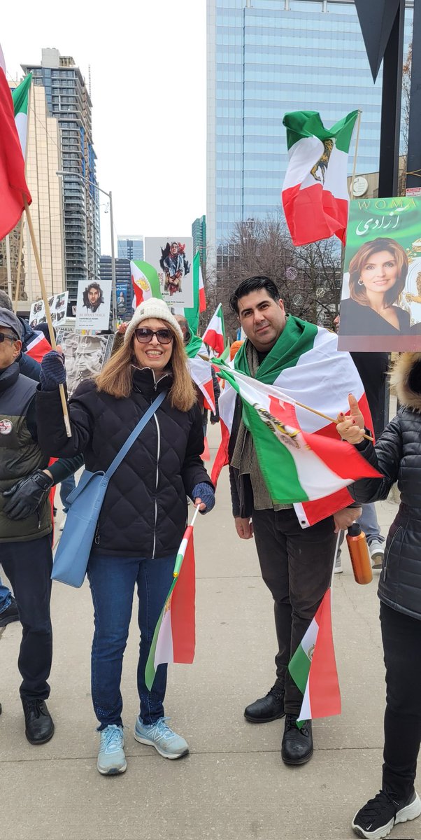 PeaceHappyJoy's tweet photo. امروز در مل لست من و راهپیمایی تورونتو با 
@ArashK4ever 
برای ایران و فقط برای ایران با
- خانه ایران 
- ملی گرایان 
- پادشاهی خواهان 
#پاینده_ایران
#هدف_کل_نظامه https://t.co/Tpy58lMNcD