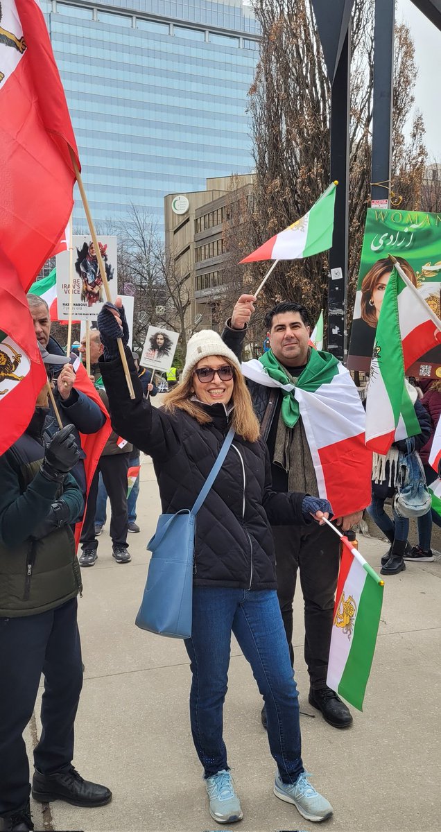 PeaceHappyJoy's tweet photo. امروز در مل لست من و راهپیمایی تورونتو با 
@ArashK4ever 
برای ایران و فقط برای ایران با
- خانه ایران 
- ملی گرایان 
- پادشاهی خواهان 
#پاینده_ایران
#هدف_کل_نظامه https://t.co/Tpy58lMNcD