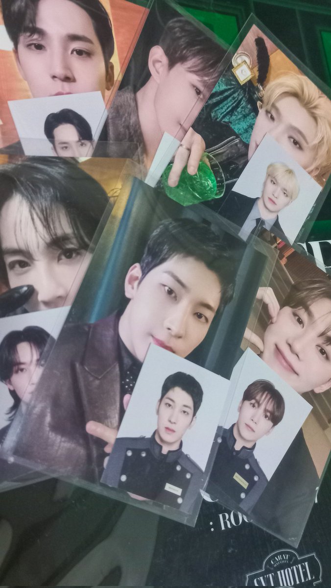 booranghaeboo's tweet photo. After 173721 years, I finally opened my Carat Mem Kits from @MWBillegirl! Thank you so much at nauwi na mga hoteliers ko na party animals at night (they drink absinth base sa understanding ko sa photobook texts! HAHAHA) 
#MWBproofs https://t.co/TJzPpllYzV